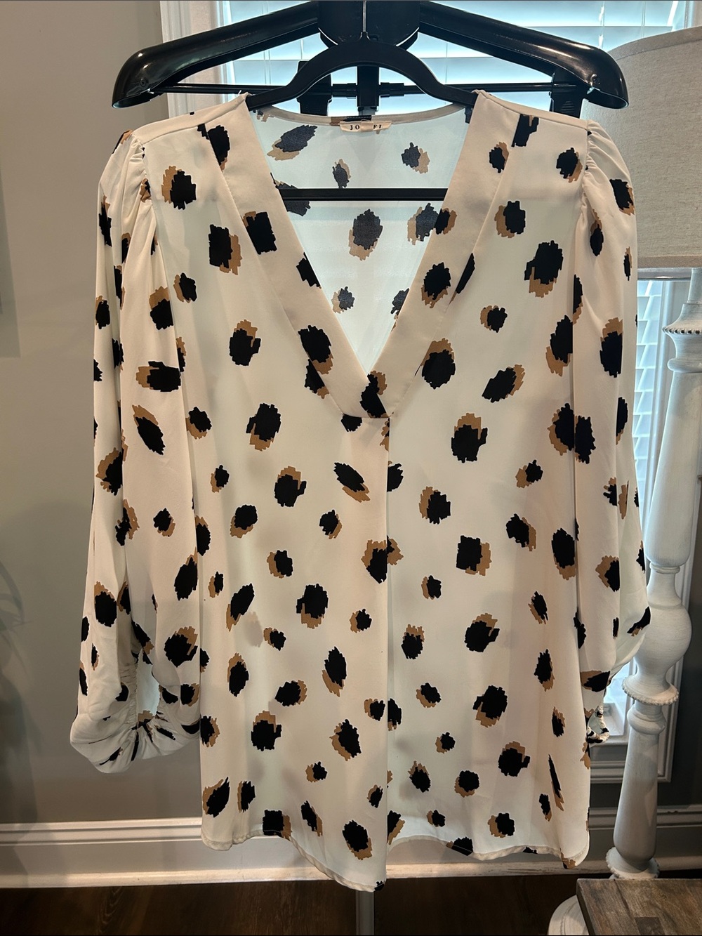 JODIFL White V-Neck Blouse with Black and Brown Spot Print Size:Oversized Small